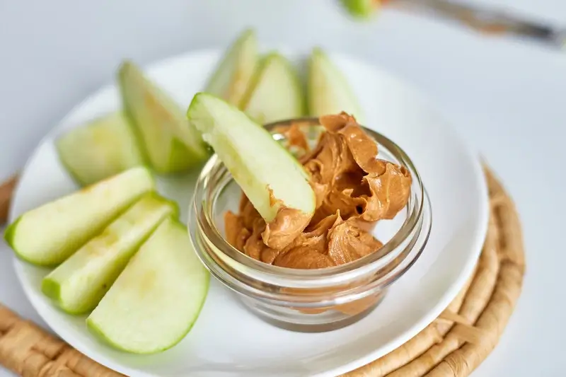 Apple slices with peanut butter